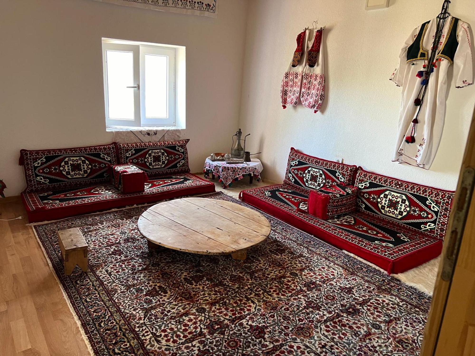 Bed and Breakfast Kod Kapetana Tea Gornji Lukomir Екстер'єр фото