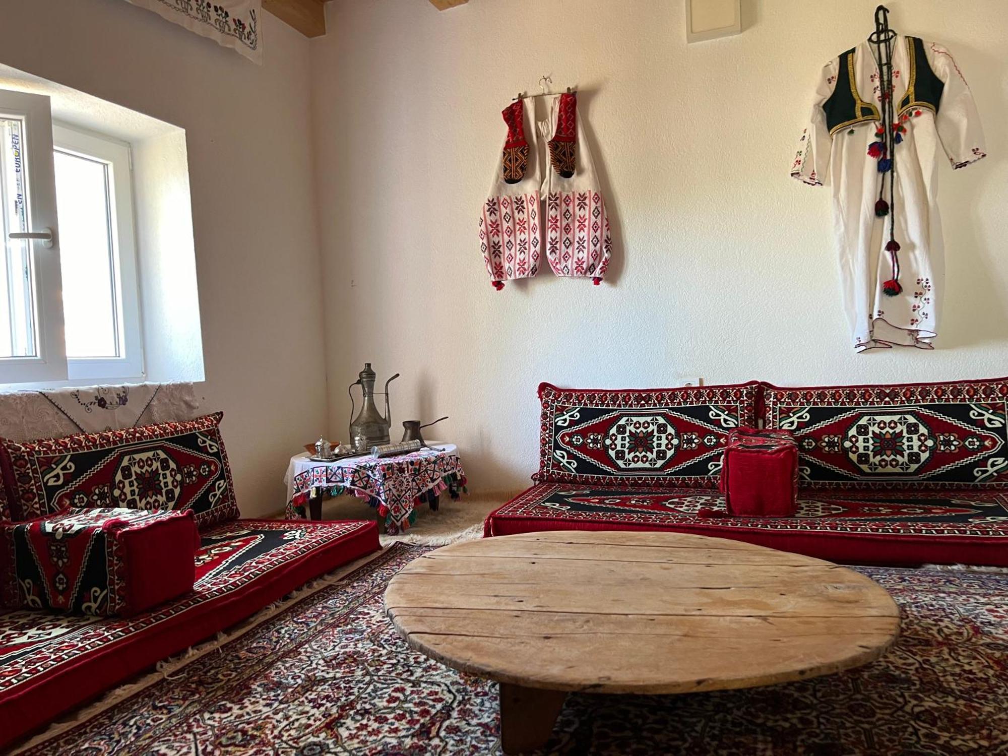Bed and Breakfast Kod Kapetana Tea Gornji Lukomir Екстер'єр фото
