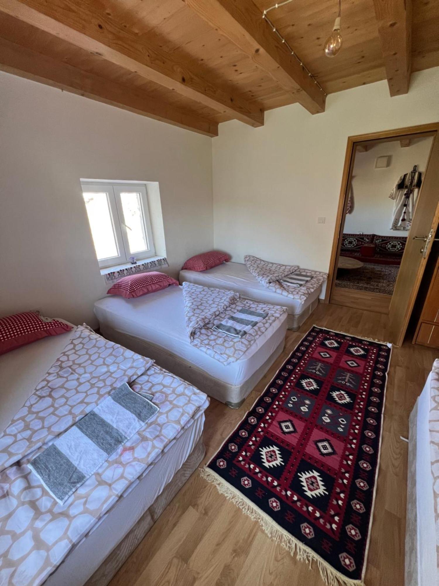 Bed and Breakfast Kod Kapetana Tea Gornji Lukomir Екстер'єр фото