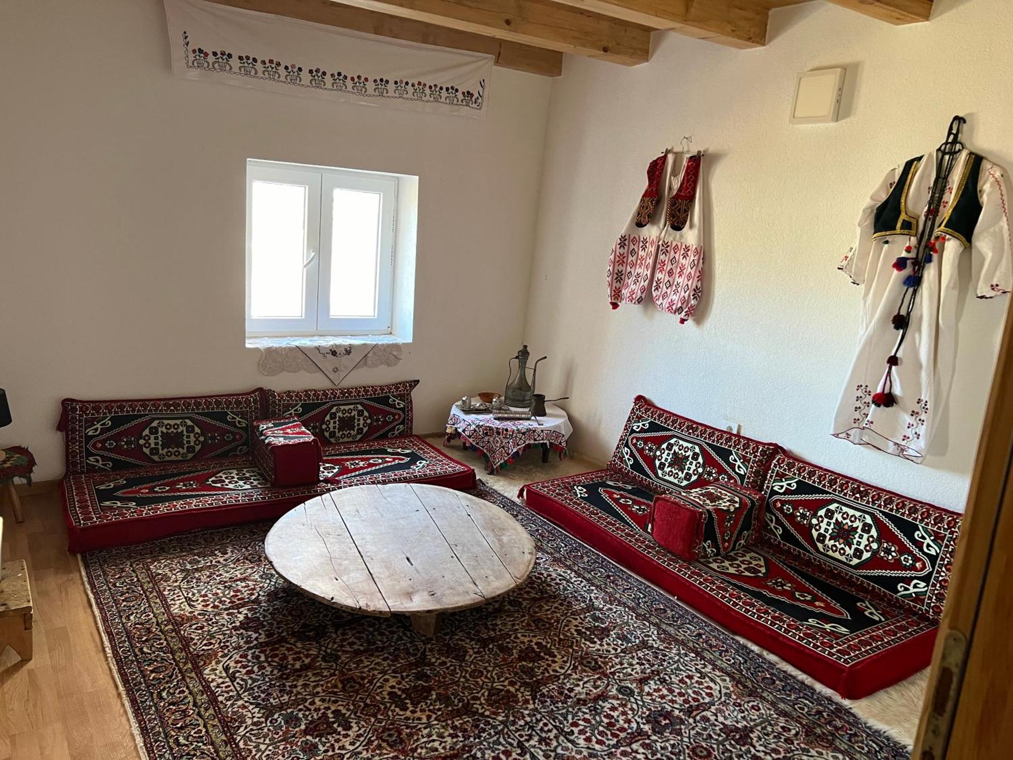 Bed and Breakfast Kod Kapetana Tea Gornji Lukomir Екстер'єр фото